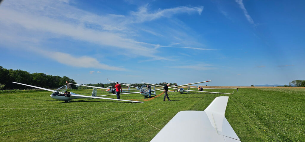 Ob in der Heimat oder in den Alpen: Flugspaß und Freundschaft an wechselnden Flugplätzen