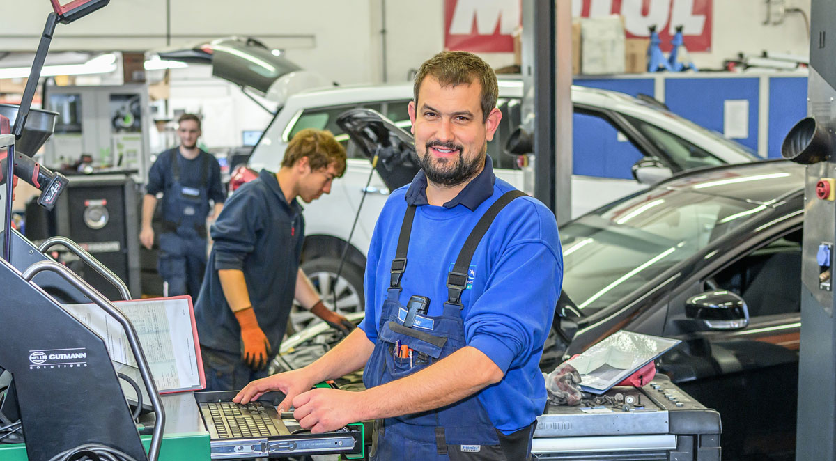 Jochen Winter (vorne) und sein Team sind Kfz-Experten. Foto: Potthoff