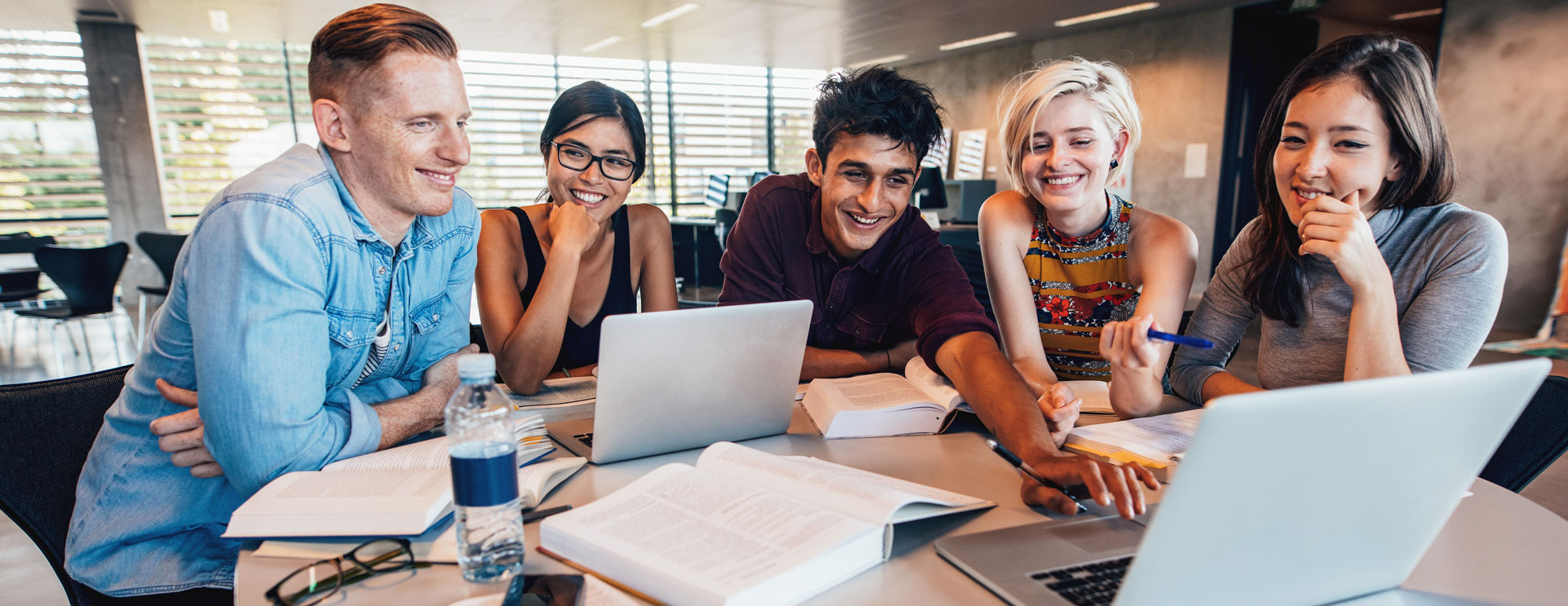 Fernstudierende treffen sich und lernen gemeinsam für ihr Fernstudium. Foto: BCB / Adobe Stock