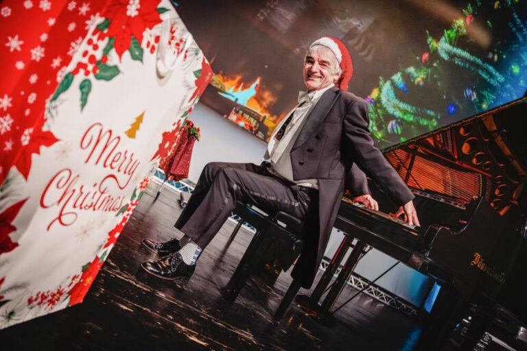 Armin Fischer sorgt für „Weihnachtstrubel“ auf der Bühne. Foto: Heiko Potthoff