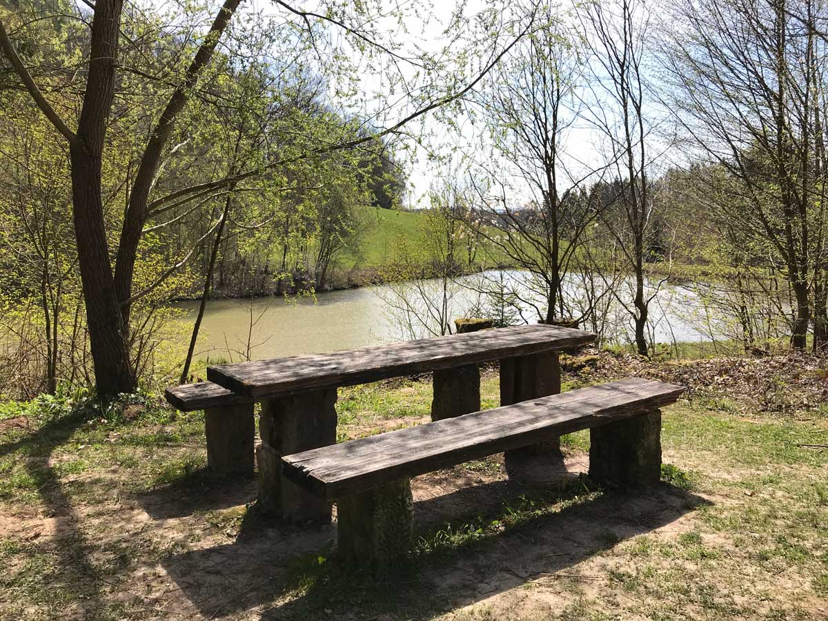 Ruhebänkle bei den Hepp-Seen. Foto: Baumann