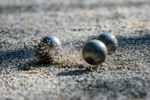 Scharfe Augen und ruhige Hände: Beim Boule gilt es, das ‚Schweinchen‘ zu erobern und die Konkurrenz auszustechen.