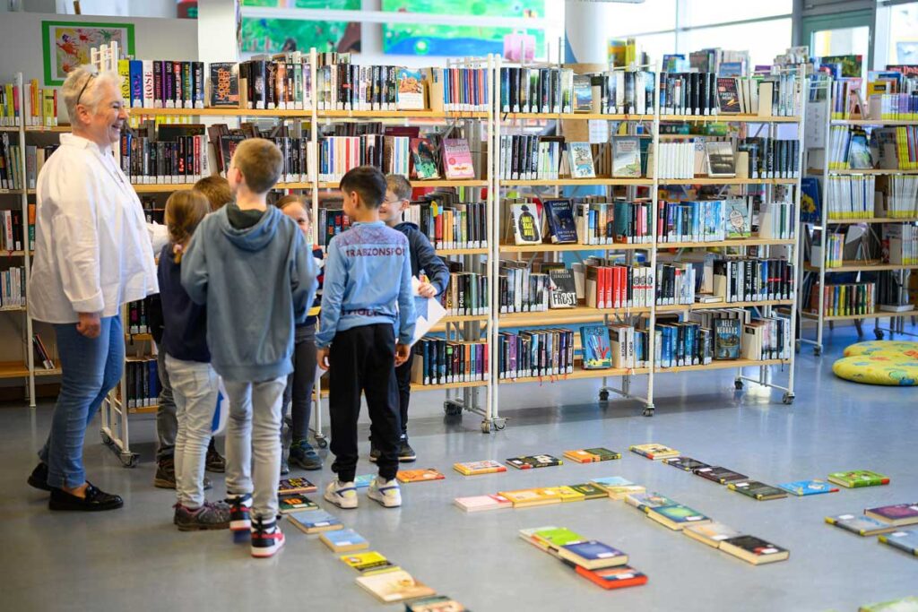 wird der Spielenachmittag in der Bücherei Aspach zum interaktiven Abenteuer. Lernen in Bewegung: Mit dem kleinen „Blue Bot“ Fotos: Heiko Potthoff