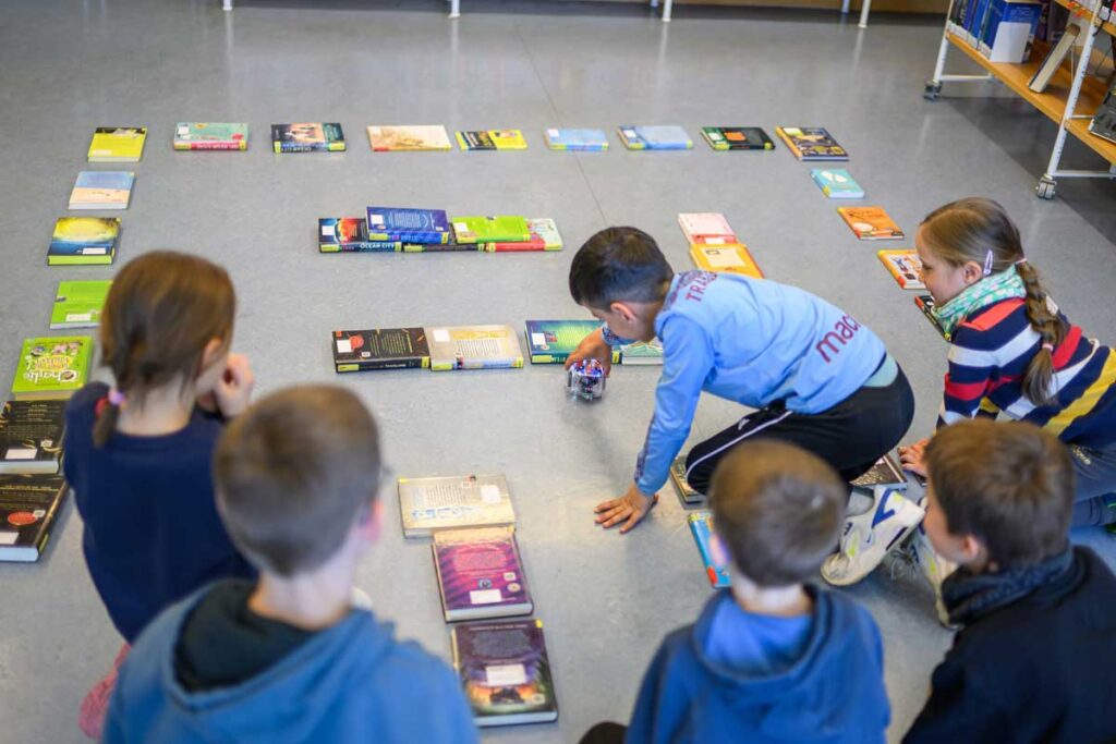 Lernen in Bewegung: Mit dem kleinen „Blue Bot“ wird der Spielenachmittag in der Bücherei Aspach zum interaktiven Abenteuer. Fotos: Heiko Potthoff