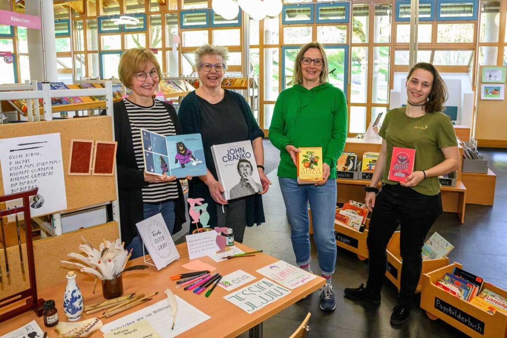 Bücherei Murrhardt, Jutta Brasch (2. v. links) und Ihre Kolleginnen: Frau Glauch (links) Frau Peter, Frau Kronmüller Foto: Heiko Potthoff