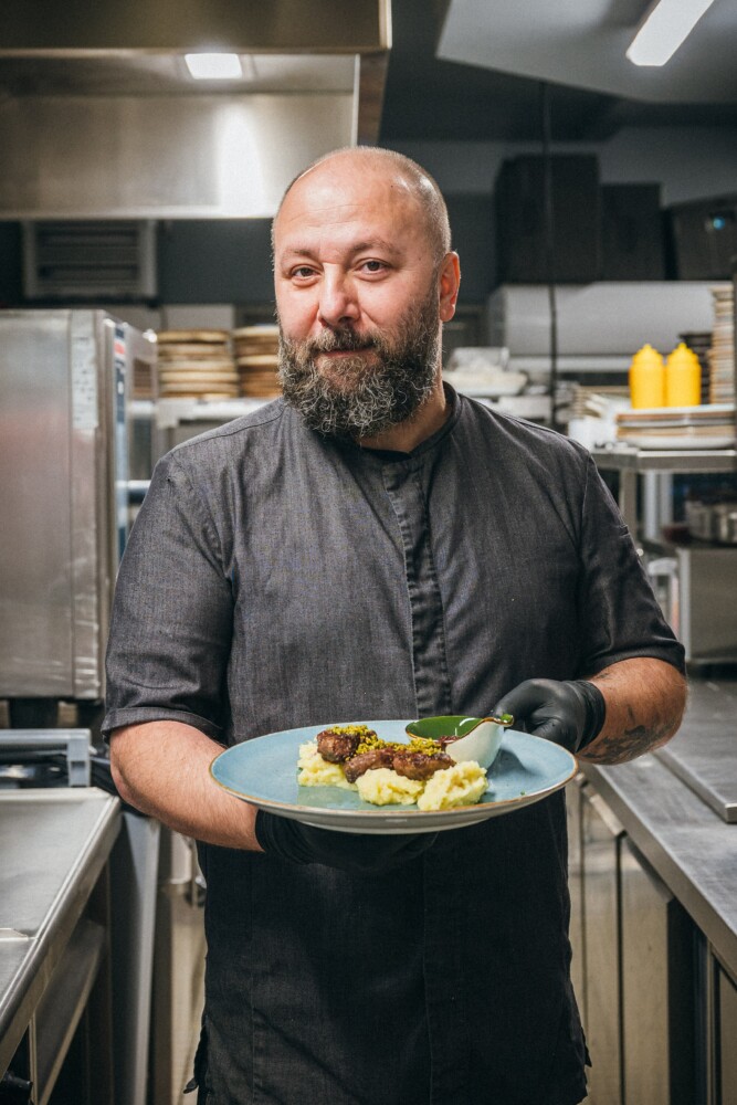 Achillefs Mantelis wünscht einen „Guten Appetit“. Fotos: Heiko Potthoff