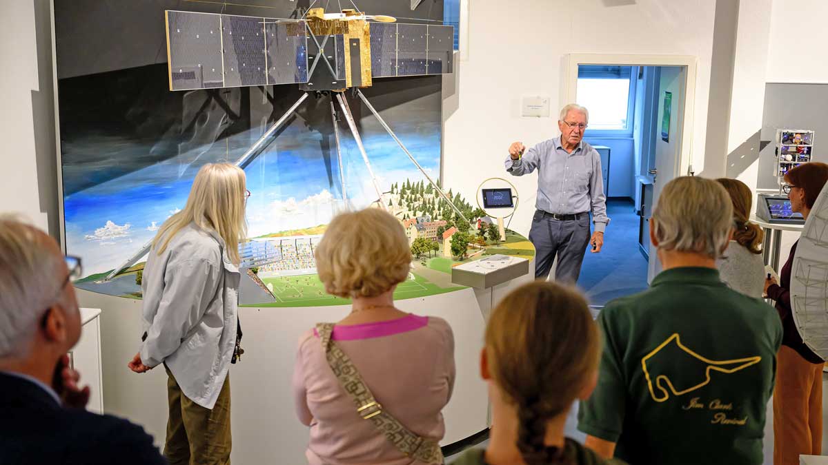 Reinhard Schnabel führt die Besucher mit viel Wissen und interessanten Anekdoten durch die Welt der Satelliten-Kommunikation