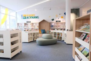 Durch den Umbau hat sich in der Stadtbücherei viel getan: Optisch fallen die moderne Ausstattung und die chilligen Sitz- und Schmökerecken auf. Wohlfühlfaktor: Sehr hoch! Foto: Stadt Backnang