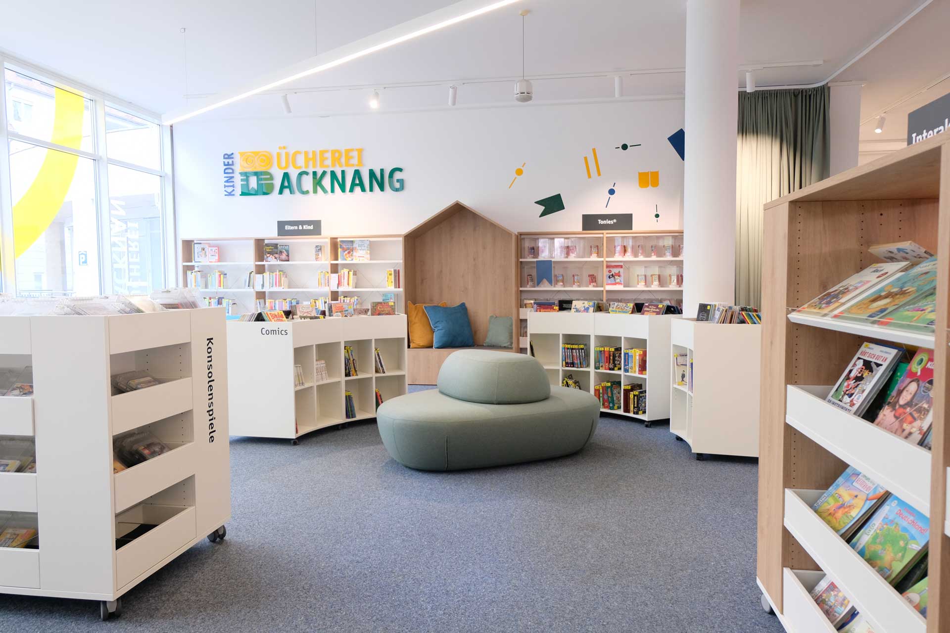Durch den Umbau hat sich in der Stadtbücherei viel getan: Optisch fallen die moderne Ausstattung und die chilligen Sitz- und Schmökerecken auf. Wohlfühlfaktor: Sehr hoch! Foto: Stadt Backnang