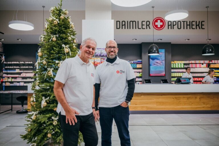 Von links: Apotheker Gerhard und Thorsten Leiter. Fotos: Heiko Potthoff