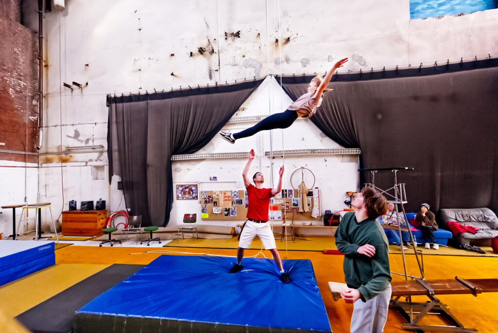 Die jungen Athleten Moritz Geyer, Jakob Fischer und Isabell Zwenig führen teils waghalsige Sprünge vor. Die extreme Raumhöhe ist wie geschaffen für ihr sprunggewaltiges Hobby. Alle Fotos: Markus Rauscher
