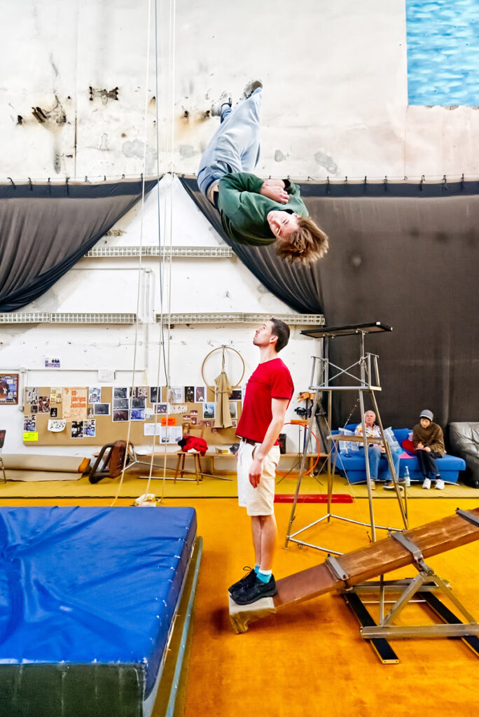 Die jungen Athleten Moritz Geyer, Jakob Fischer und Isabell Zwenig führen teils waghalsige Sprünge vor. Die extreme Raumhöhe ist wie geschaffen für ihr sprunggewaltiges Hobby.
