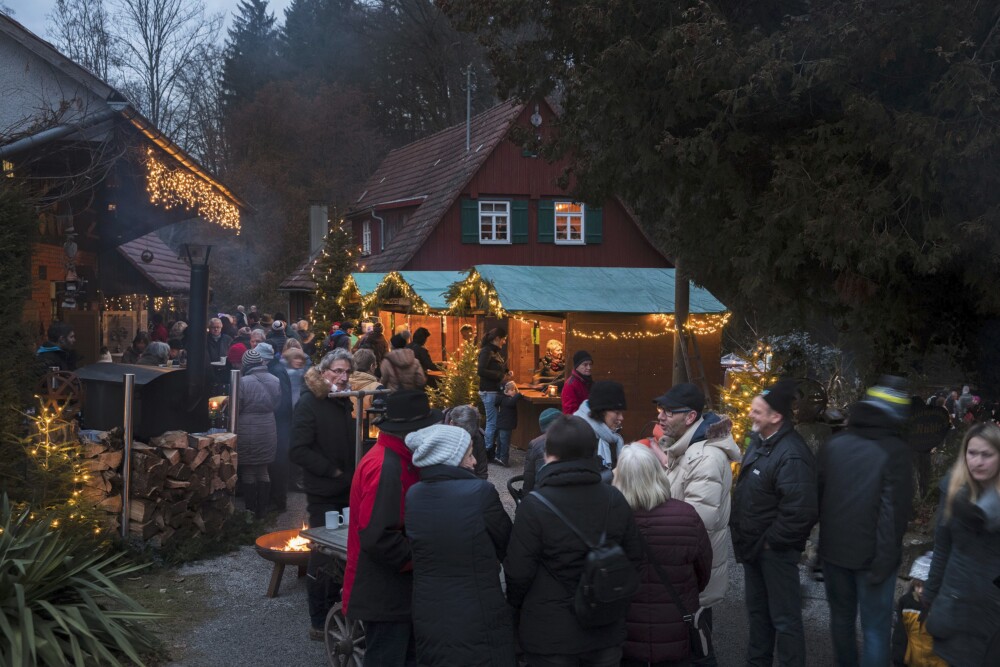 Mühlenweihnacht - Weihnachtsstimmung mitten in der Natur mit 1000 Lichtern und „größtem Türchen-Adventskalender uffm Wald“, rund um die historische Glattenzainbachmühle. Archivfoto: Fiedler