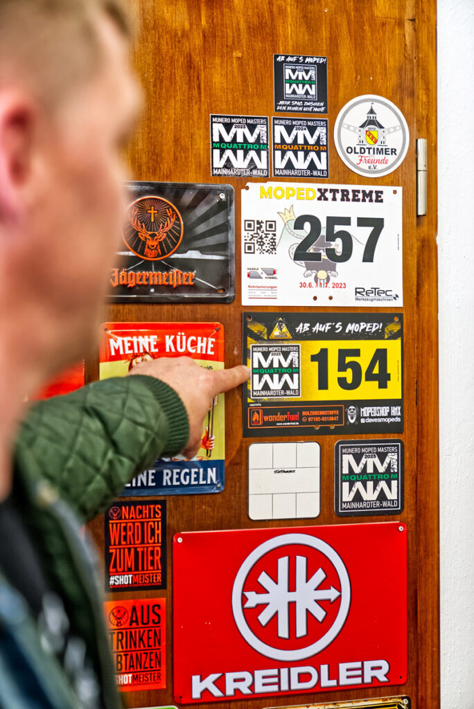 Die vergangenen Quattro-M-Events lassen grüßen: Erinnerungen auf Bierdeckeln, Aufklebern und auf einer Startnummer.