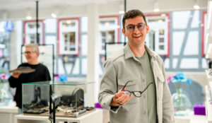 Mit Erfahrung und Feingefühl sorgt das Team um Augenoptikermeister Stefan Krämer für individuelle Beratung. Foto: Potthoff