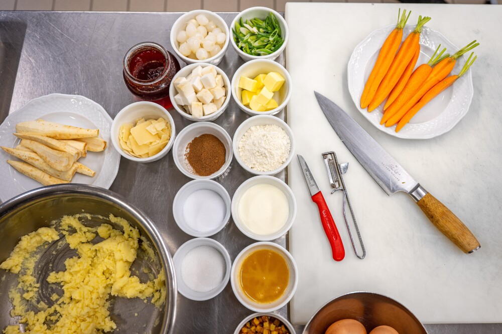 "Rezepte zum Fest" in "Zauberhafte Weihnachten": Kochgeschichte mit dem Restaurant Remsstuben im BüZe - Es wird gekocht: gefüllte Kaninchenkeule mit glasiertem Wurzelgemüse | Himbeeressig | Kartoffelsoufflé | Quittenmus