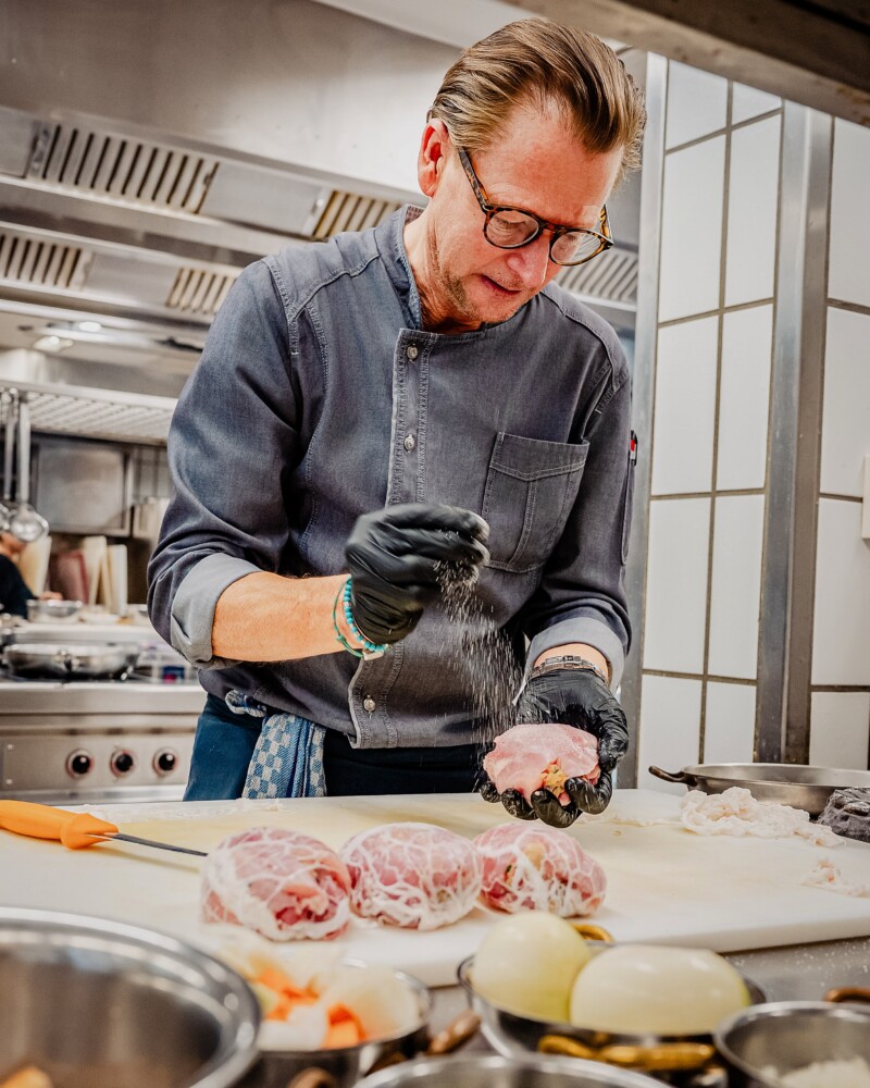 "Rezepte zum Fest" in "Zauberhafte Weihnachten": Kochgeschichte mit dem Restaurant Remsstuben im BüZe - Es wird gekocht: gefüllte Kaninchenkeule mit glasiertem Wurzelgemüse | Himbeeressig | Kartoffelsoufflé | Quittenmus
