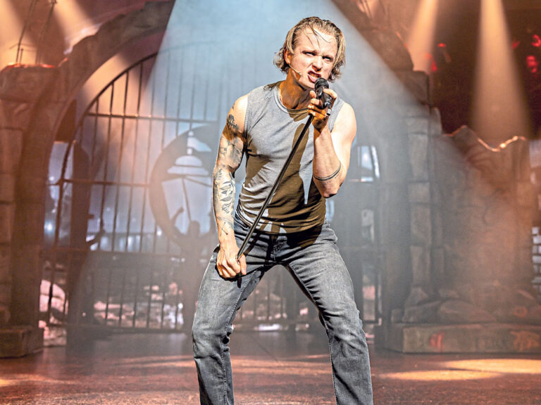 Mit der Rolle des „Galileo“ im Musical „We Will Rock You“ startet Kasper Nilsson derzeit in Stuttgart so richtig durch. Foto: Johan Persson