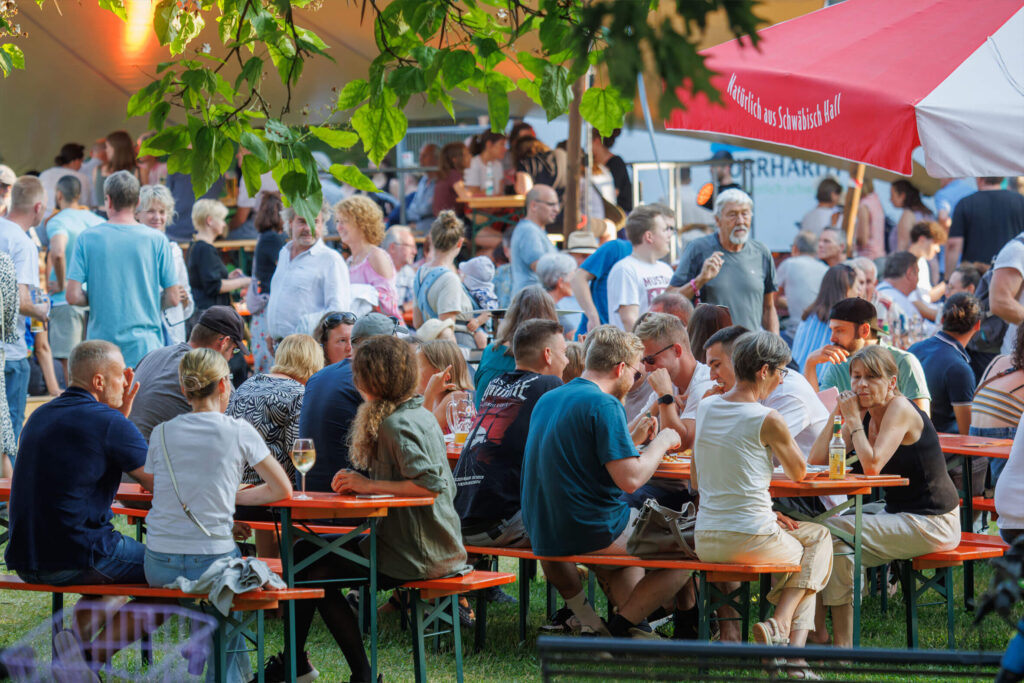 Gemütlichkeit pur: Sommerpalastfreund genießen das kulinarische Biergartenangebot.