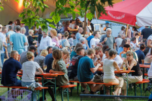 Gemütlichkeit pur: Sommerpalastfreund genießen das kulinarische Biergartenangebot.