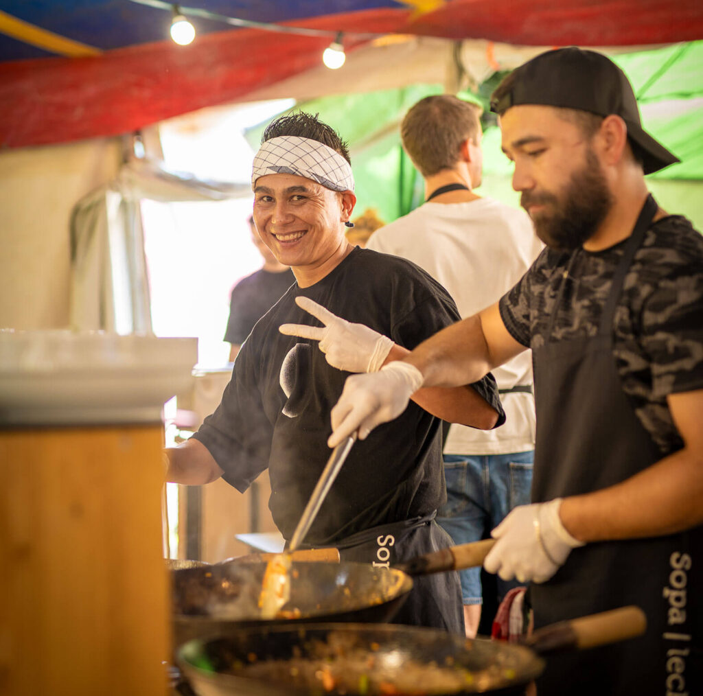 Einfach lecker: Mehr als 50 Köch/-innen wirbeln in Pfannen, Grills und Woks. Mit Fleisch oder vegetarisch und oft auch vegan.