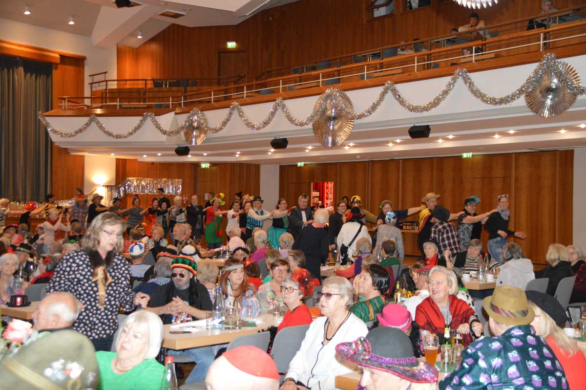 Seniorenbüro Fasching | Ausgelassene Stimmung mit Polonaise beim Fasching 2024.