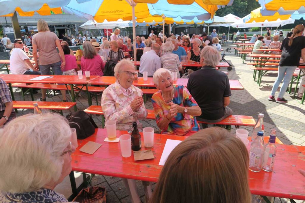 Seniorenbüro Straßenfest | Einsamkeit im Alter – das muss nicht sein. Gute Laune beim Backnanger Straßenfest!