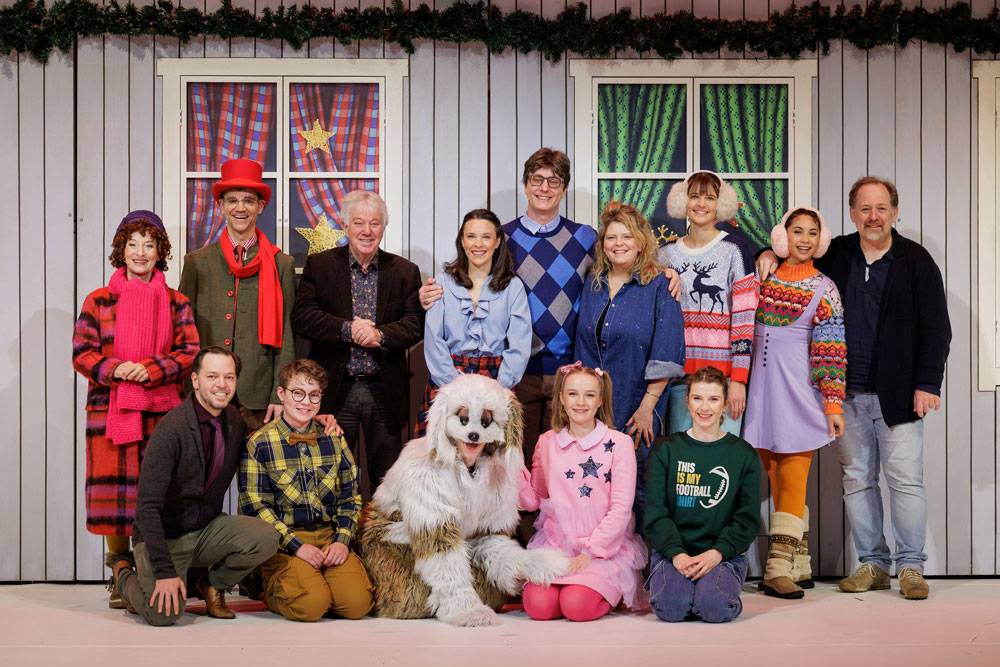 Rolf Zuckowski (stehend, 3. von links) und das Stuttgarter Musical-Ensemble. Foto: Jan Potente