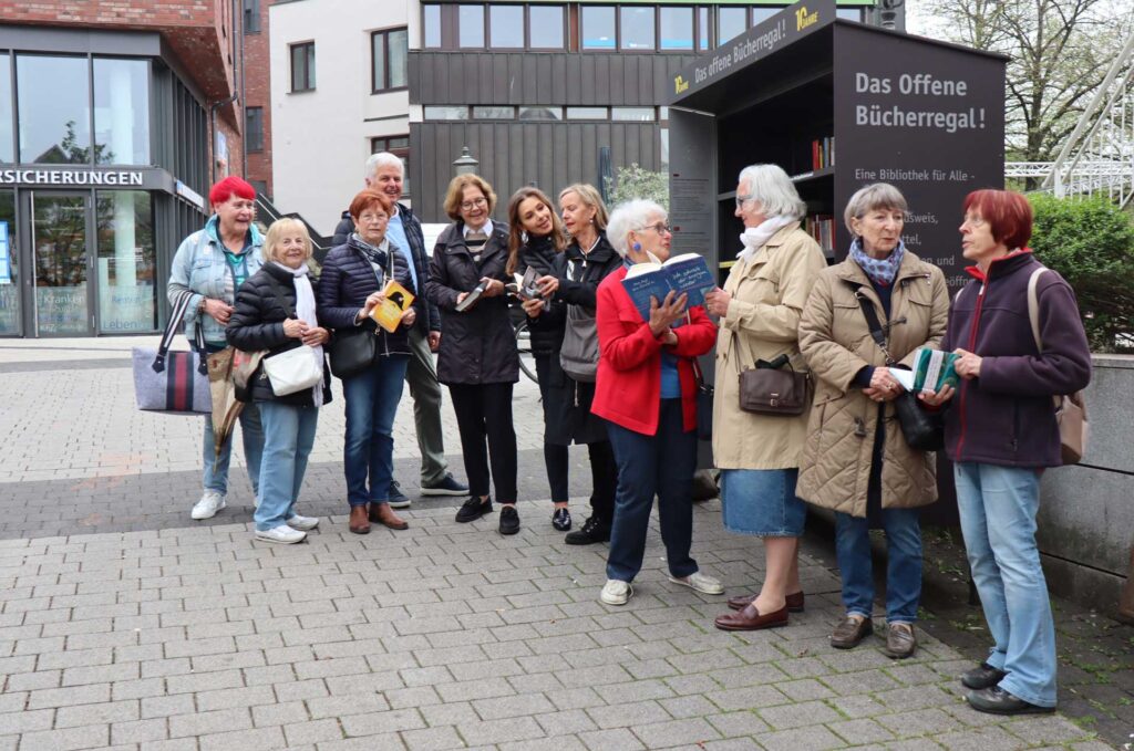 Engagieren sich fürs Backnanger Bücherregal: Heiderose Schenek, Marlies Gläser, Christiane Balzer, Bernhard Weber (Bürgerstiftung), Friederike von Leesen-Fleischmann, Magdalena Kase, Annedore Bauer-Lachenmaier, Barbara Wallner, Dorothee Winter, Ingrid Karabanow und Waltraud Scholz (von links). Nicht abgebildet sind Elke Scharf, Rose Schütz und Cesare Masullo. Foto: Bürgerstiftung Backnang