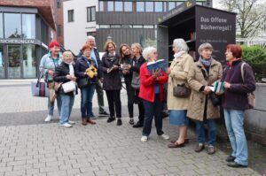 Engagieren sich fürs Backnanger Bücherregal: Heiderose Schenek, Marlies Gläser, Christiane Balzer, Bernhard Weber (Bürgerstiftung), Friederike von Leesen-Fleischmann, Magdalena Kase, Annedore Bauer-Lachenmaier, Barbara Wallner, Dorothee Winter, Ingrid Karabanow und Waltraud Scholz (von links). Nicht abgebildet sind Elke Scharf, Rose Schütz und Cesare Masullo. Foto: Bürgerstiftung Backnang