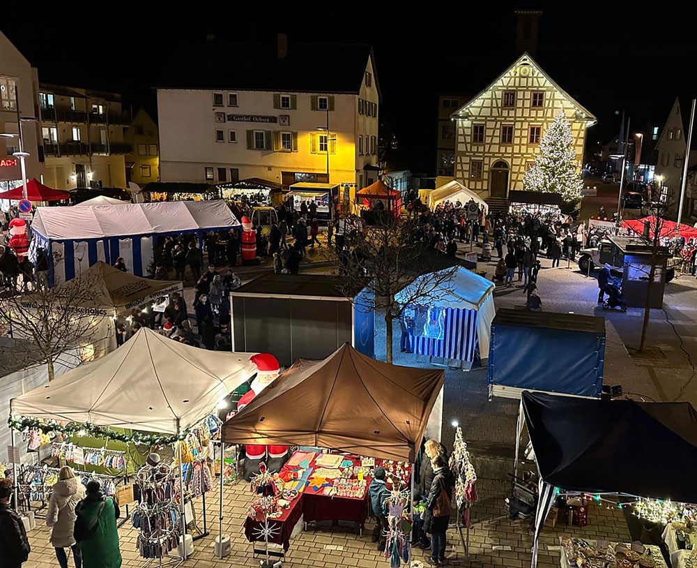 Im Lichterschein: Der Nussknackermarkt in Sulzbach. Foto: Gemeinde.