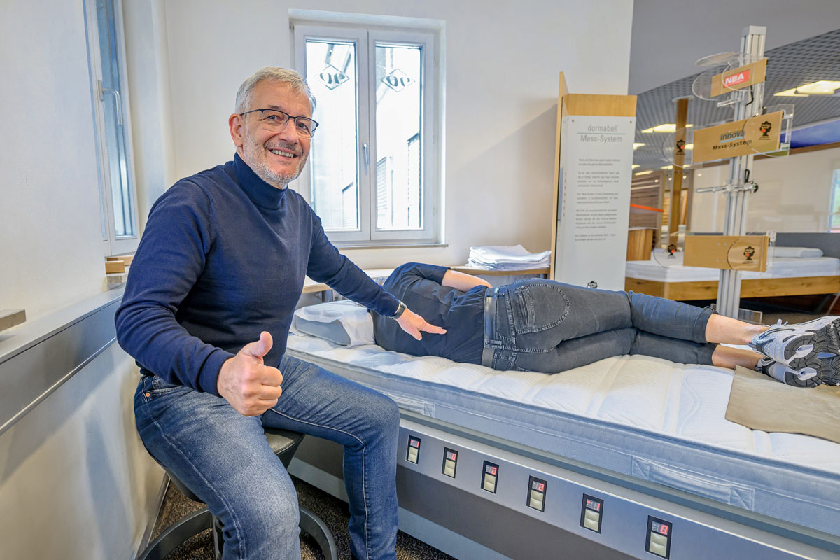 Martin Windmüller zeigt die optimale Linie der Wirbelsäule beim Liegen auf einer Matratze. Foto: Heiko Potthoff