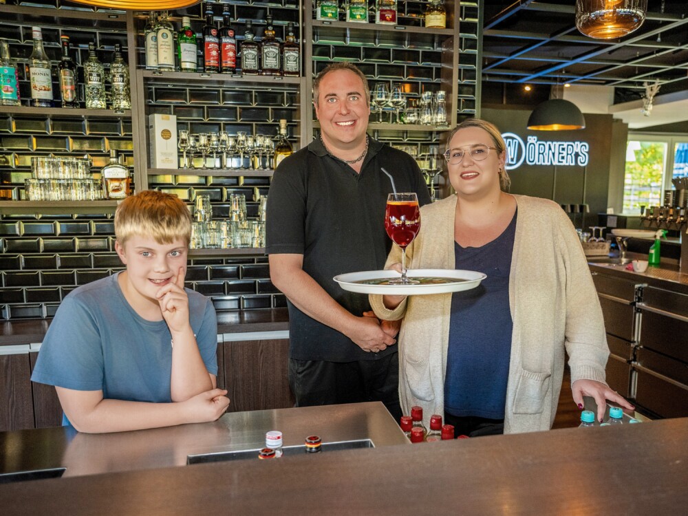 Melanie und Marcel Wörner mit Sohn Phileas wünschen ekne frohe Weihnachtszeit. Fotos: Potthoff