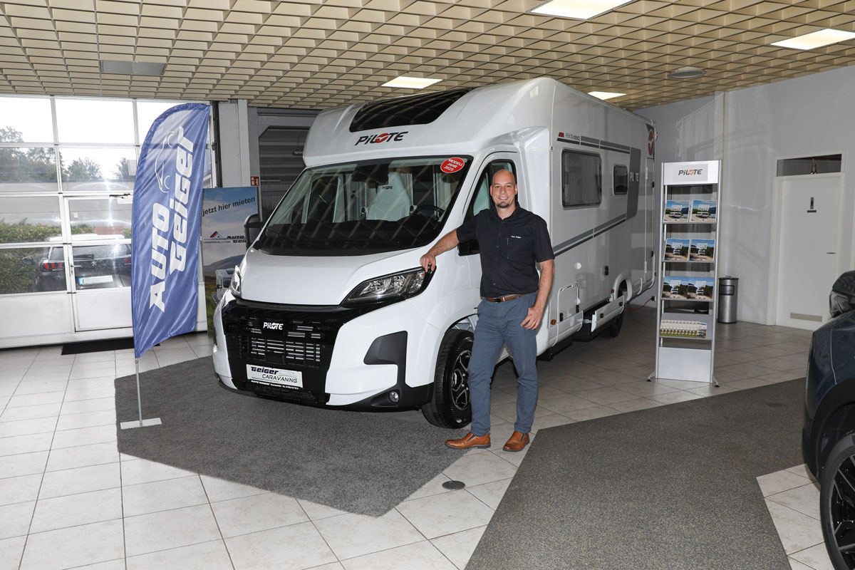 Timo Geiger mit einem Campingmobil der Marke „Pilote“. Die ersten Modelle der 2025er-Kollektion sind aktuell schon im Autohaus eingetroffen. Foto: Metzger