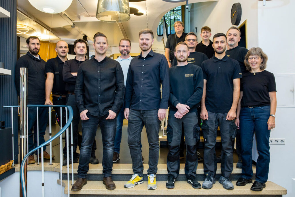 Heiko (4. von links) und Ralf Peter (6. von links) mit ihrem Team.