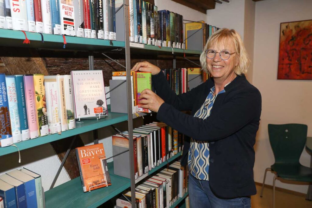 Regina Döttling leitet die Ortsbücherei Weissach.