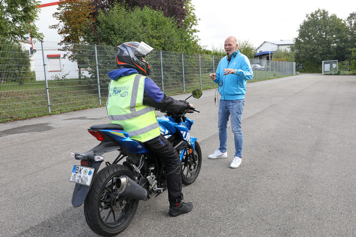 Andy Rupp ist ein erfahrener Pädagoge, der jeden Fahrschüler individuell fördert und sicher auf die Straße bringt. Foto: Metzger