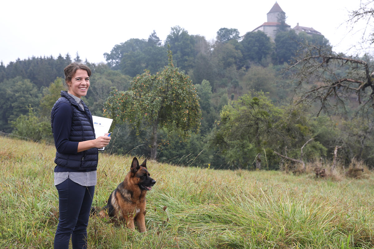 Karolin Kappler ist mit Schäferhund Silver gerne in ihrer Heimat unterwegs und kennt daher viele schöne Ecken in der Region. Foto: Metzger