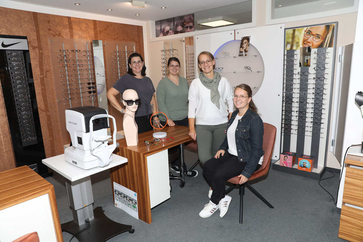Inhaberin Helene Holzwarth (Zweite von rechts) berät mit den Augenoptikerinnen Manuela Kustreba und Lena-Marie Metzger (von links) sowie Auszubildende Isabel Holzwarth (rechts) individuell und bietet optimale Lösungen für komfortables Sehen an. Foto: Markus Metzger